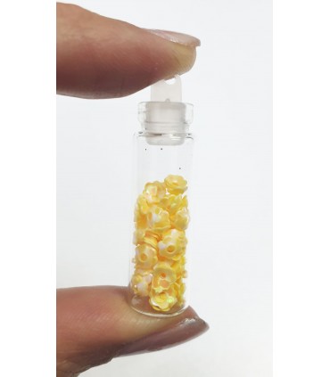 نگین ناخن طرح گل زرد نزدیک