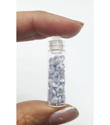 نگین ناخن طرح گل سفید نزدیک