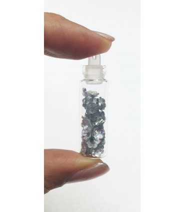 نگین ناخن طرح گل نقره ای نزدیک