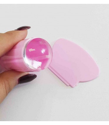 مهر ناخن (استمپ) رنگ صورتی با دست