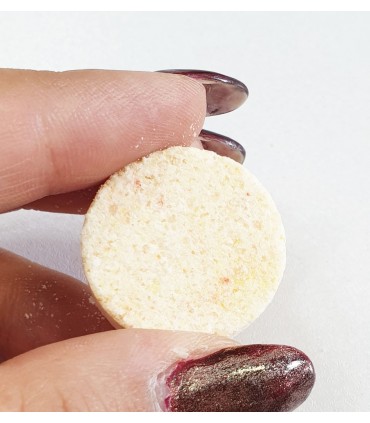 قرص مانیکور زرد با دست