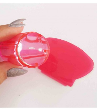 مهر ناخن (استمپ) رنگ سرخابی با دست