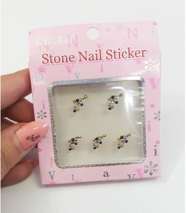 نگین ناخن مدل سه رنگ با دست