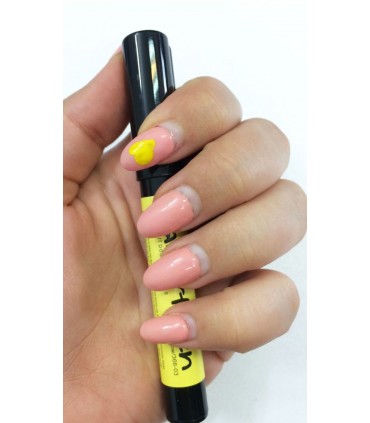 ماژیک طراحی ناخن زرد روی دست