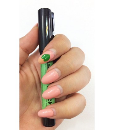 ماژیک طراحی ناخن سبز روی دست