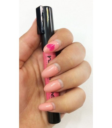 ماژیک طراحی ناخن سرخابی روی دست