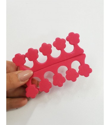 پد جداکننده انگشتان پا رنگ سرخابی با دست