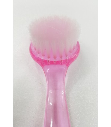 برس تمیز کننده ناخن صورتی نزدیک